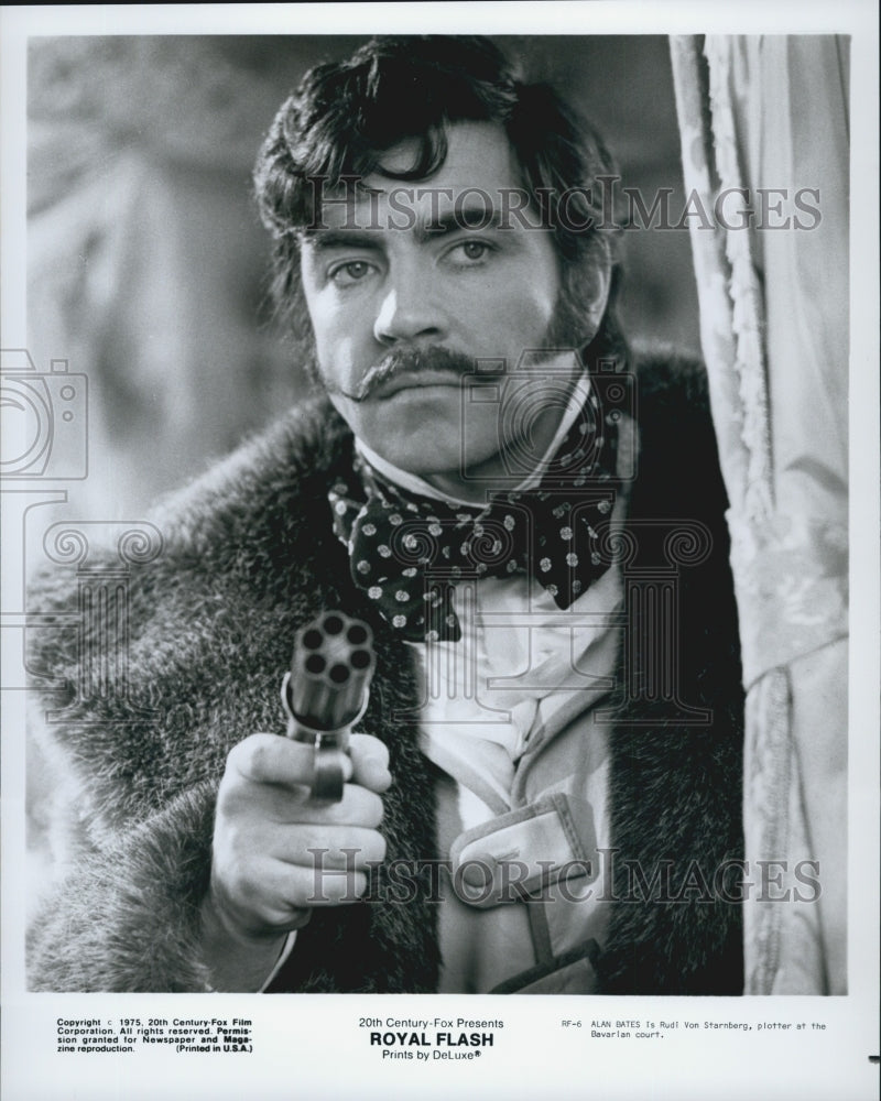 1975 Press Photo Alan Bates &quot;Royal Flash&quot; - Historic Images