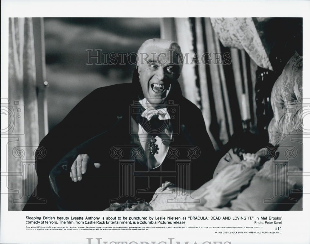 1995 Press Photo "Dracula Dead And Loving It" Leslie Nielsen ,Lysette Anthony - Historic Images