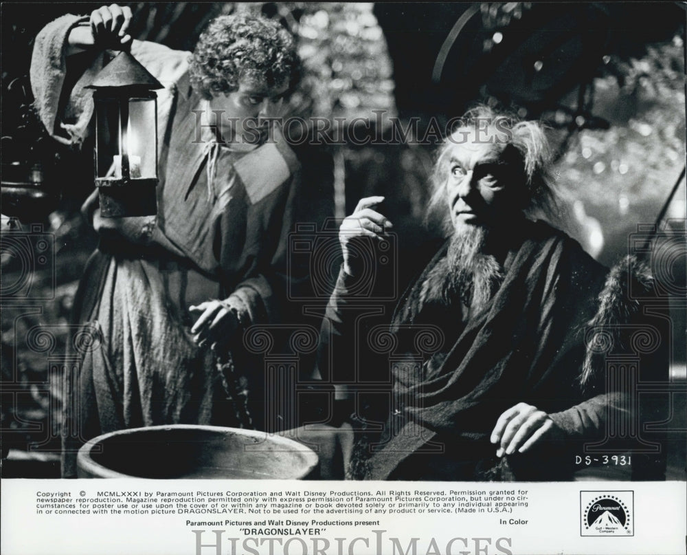 1981 Press Photo Actors Peter MacNicol, Sir Ralph Richardson In "Dragonslayer" - Historic Images