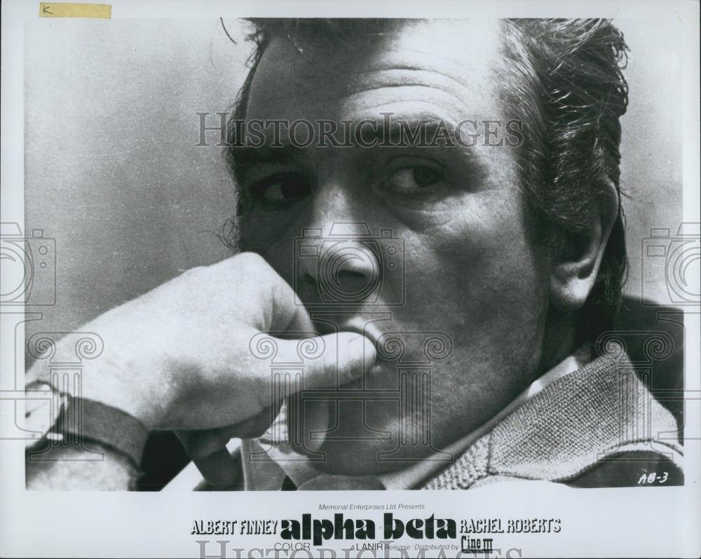 1976 Press Photo Actor Albert Finney in &quot;Alpha Beta&quot; Film - Historic Images