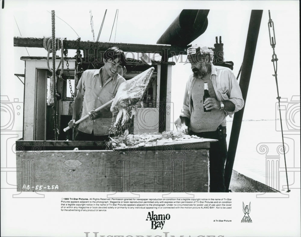 1985 Press Photo Actor Ho Nguyen, Martino LaSalle in "Alamo Bay" Film - Historic Images
