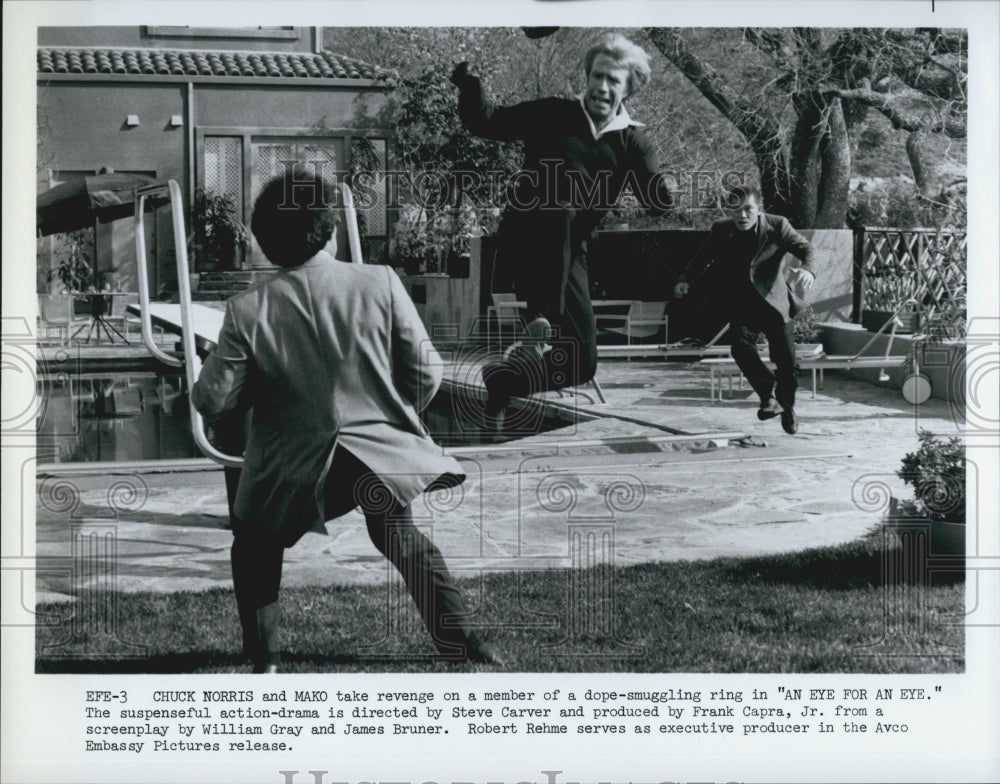 1981 Press Photo Chuck Norris and Mako in &quot;An Eye For An Eye&quot; - Historic Images