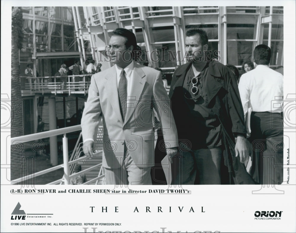1996 Press Photo Ron Silver and Charlie Sheen in "The Arrival" - Historic Images
