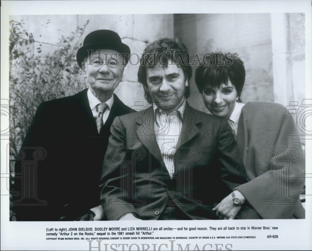 1988 Press Photo John Gielgud and Liza Minnelli in &quot;Arthur 2 on the Rocks&quot; - Historic Images