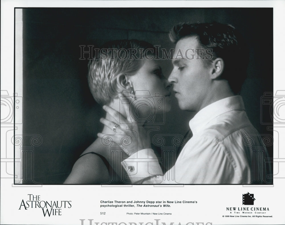 1999 Press Photo Charlize Theron, Johnny Depp "The Astronaut's Wife" - Historic Images