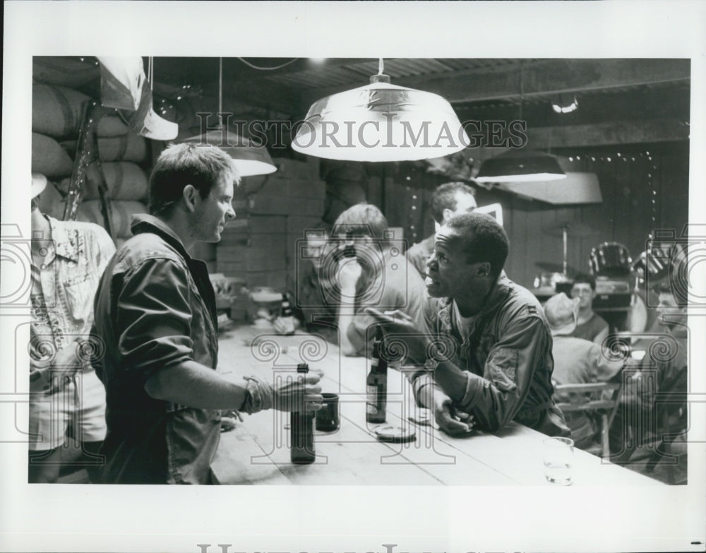 Press Photo Actor Danny Glover &amp; other actors on a movie set - Historic Images