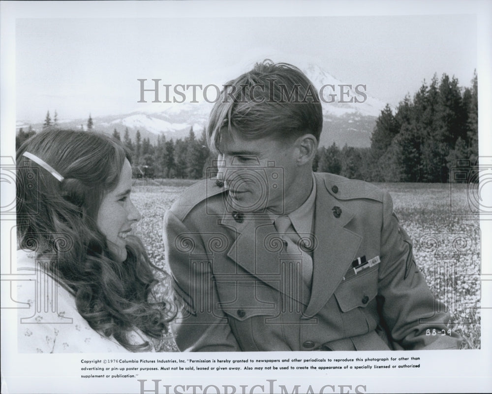 1976 Unknown actor and actress in a movie scene - DFPG18875 - Historic Images