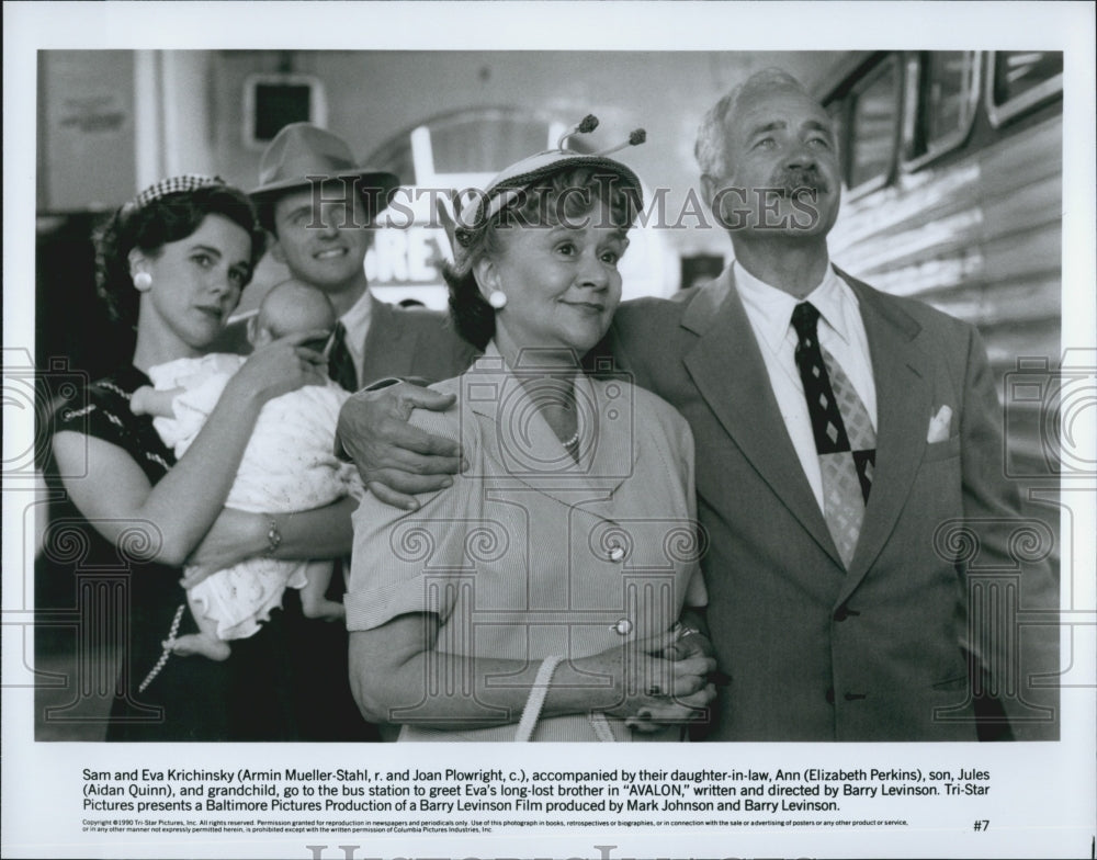 1990 Press Photo A. Mueller-Stahl, J. Plowright, A. Quinn, E. Perkins "Avalon" - Historic Images