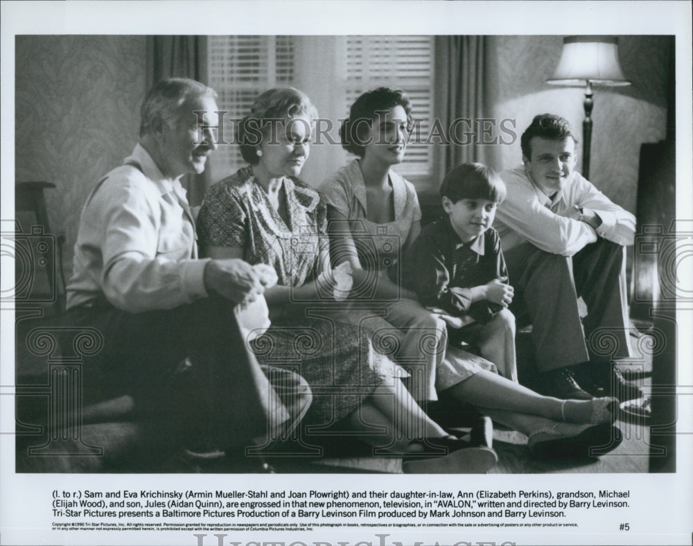 1990 Press Photo A. Mueller-Stahl, J. Plowright, E. Perkins, E. Wood "Avalon" - Historic Images