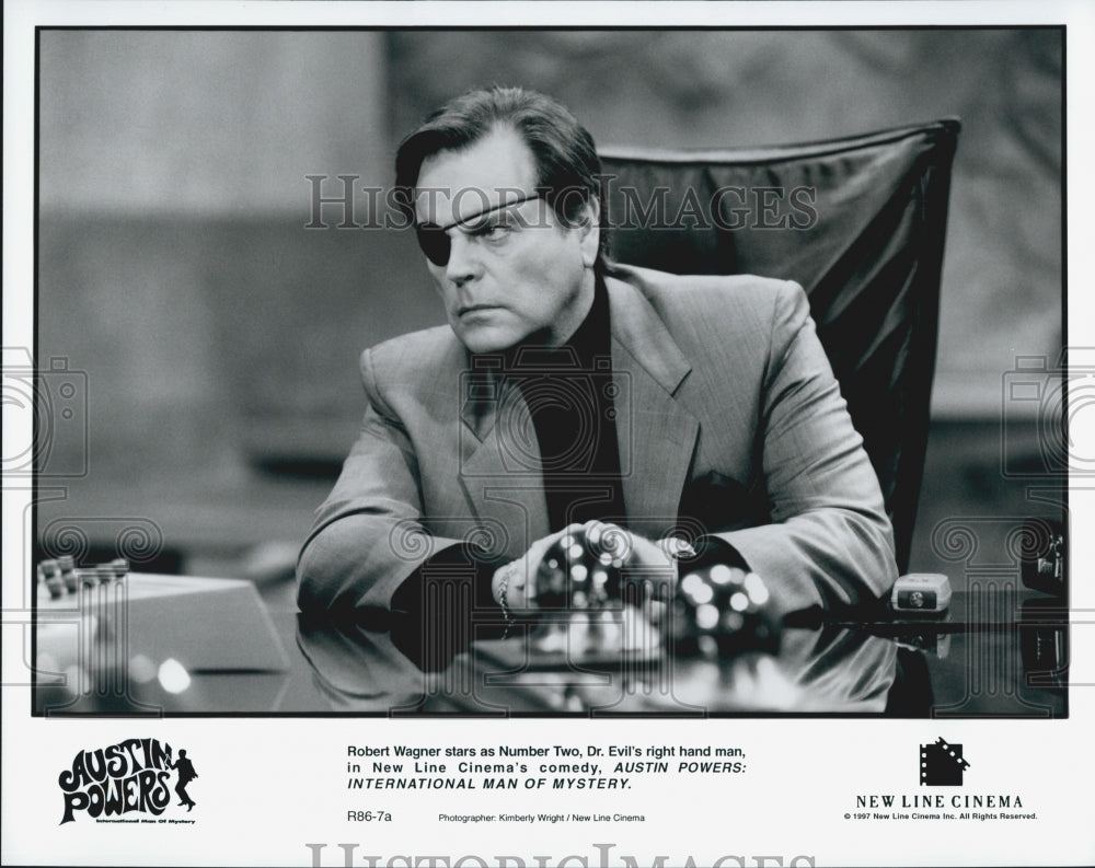 1997 Press Photo Robert Wagner in "Austin Powers: International Man of Mystery" - Historic Images