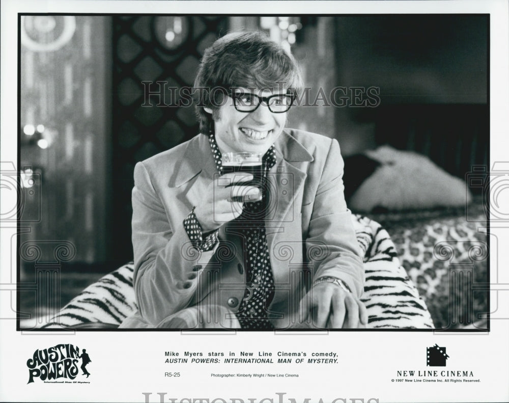 1997 Press Photo Mike Myers in &quot;Austin Powers&quot;International Man of Mystery&quot; - Historic Images