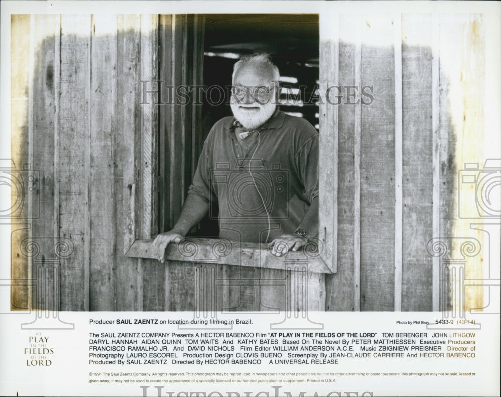 1991 Press Photo Producer Saul Zaentz on set "At Play in the Fields of the Lord" - Historic Images