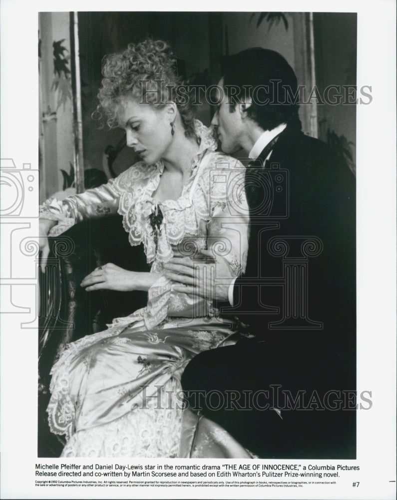 1992 Press Photo Michelle Pfeiffer And Daniel Day-Lewis &quot;The Age Of Innocence&quot; - Historic Images