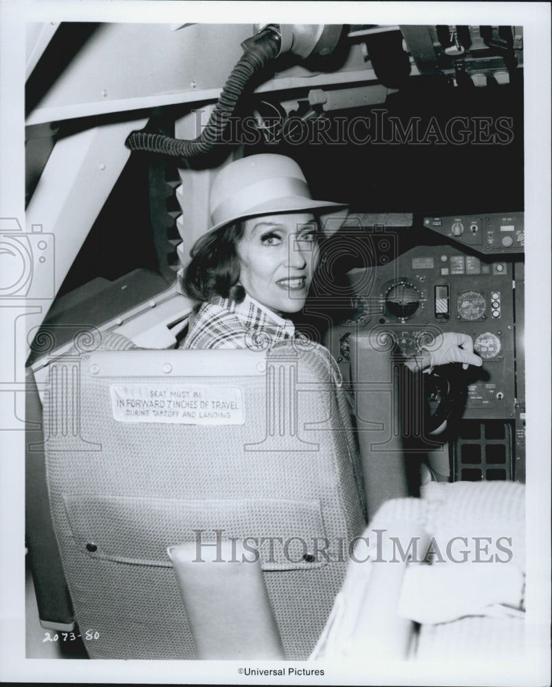 1975 Press Photo  "Airport 1975" Gloria Swanson in the cockpit - Historic Images