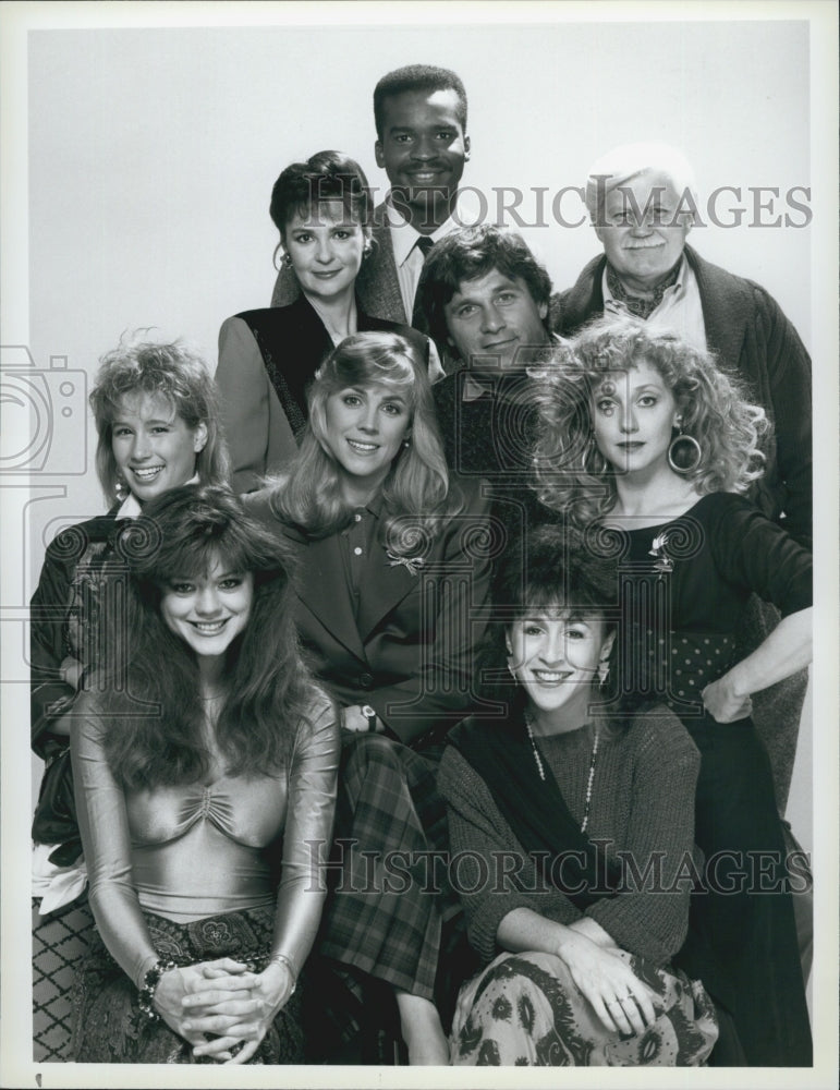 1986 Press Photo Cast Of TV Series "All Is Forgiven" Debi Richter, Carol Kane - Historic Images