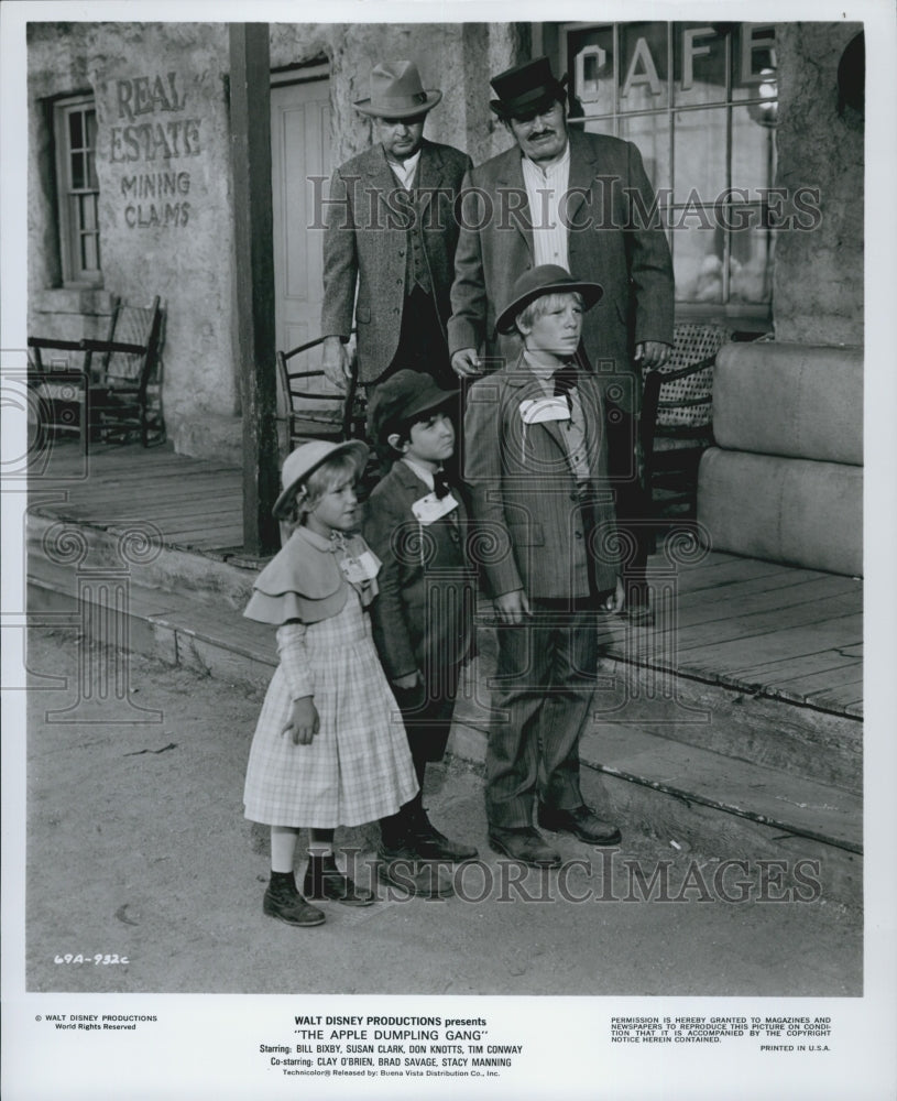 1975 Press Photo Stacy Manning and Brad Savage  in &quot;The Apple Dumpling Gang&quot; - Historic Images