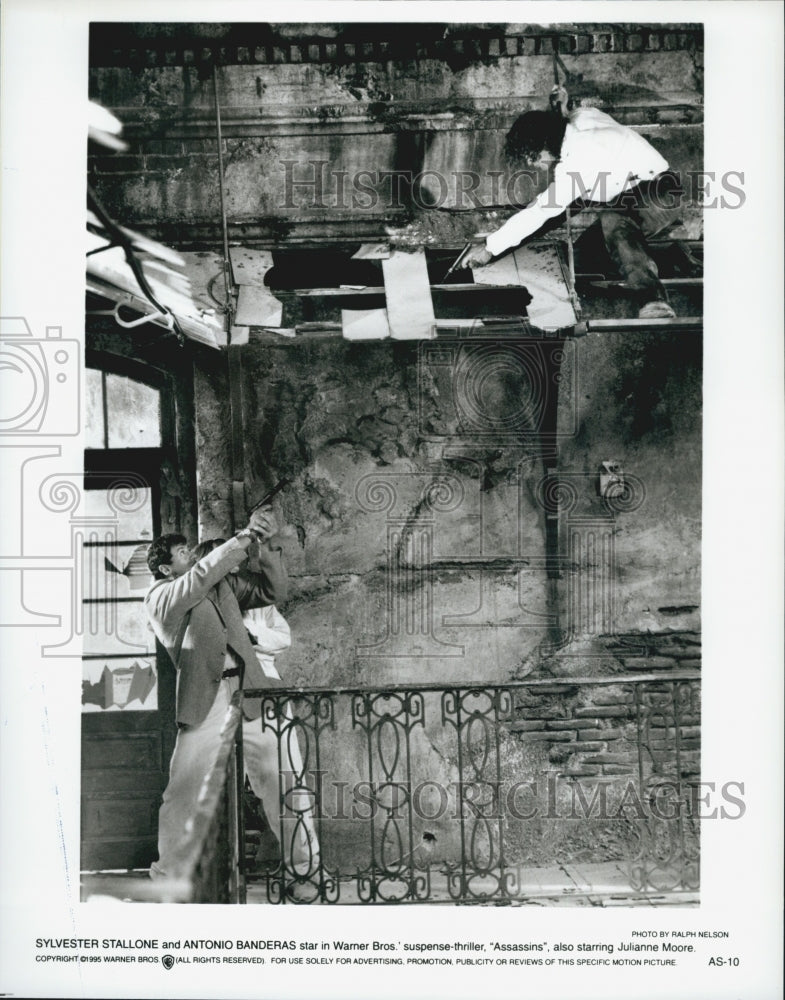 1995 Press Photo Actors Sylvester Stallone And Antonio Banderas In &quot;Assassins&quot; - Historic Images