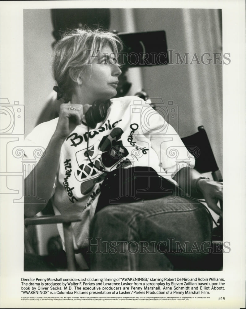 1990 Press Photo Director Penny Marshall On The Set Of Drama Film "Awakenings" - Historic Images