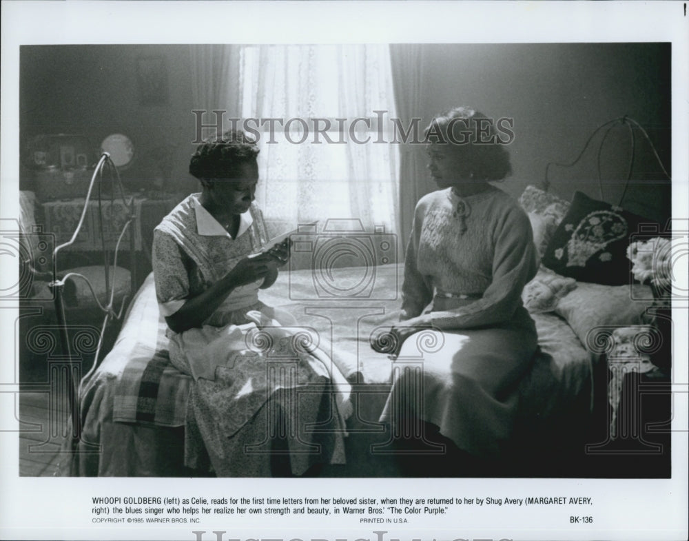 1985 Press Photo Whoopi Goldberg Margaret Avery in &quot;The Color Purple&quot; - Historic Images