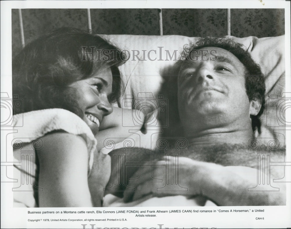 1978 Press Photo Jane Fonda and James Caan in &quot;Comes a Horseman&quot; - Historic Images