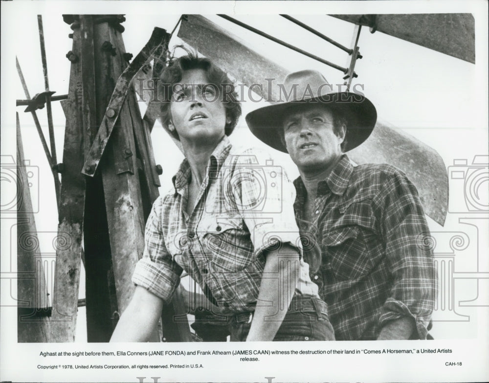 1978 Press Photo Jane Fonda and James Caan in the film &quot;Comes A Horseman&quot; - Historic Images