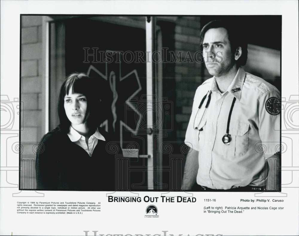 1999 Press Photo Patricia Arquette and Nicolas Cage in "Bringing Out the Dead" - Historic Images