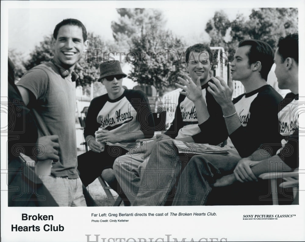 2000 Press Photo Greg Berlanti and the cast in "Broken Hearts Club" - Historic Images