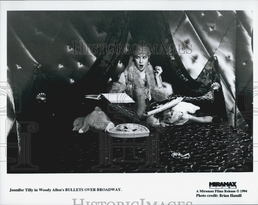 1994 Press Photo Actress Jennifer Tilly Starring In Film "Bullets Over Broadway" - Historic Images