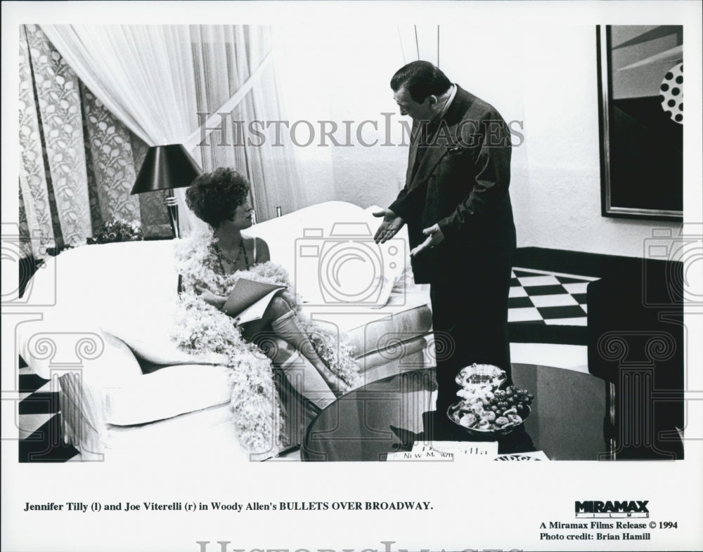 1994 Press Photo Jennifer Tilly and Joe Viterelli in "Bullets Over Broadway" - Historic Images
