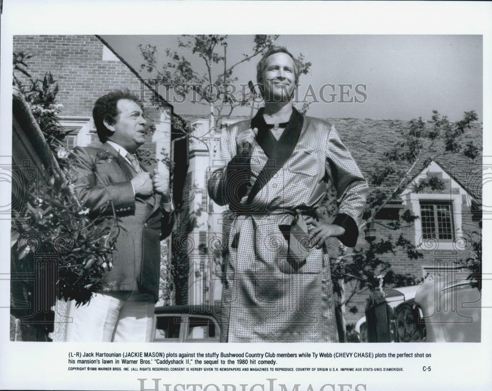 1988 Press Photo Jackie Mason and Chevy Chase in &quot;Caddyshack II&quot; - Historic Images