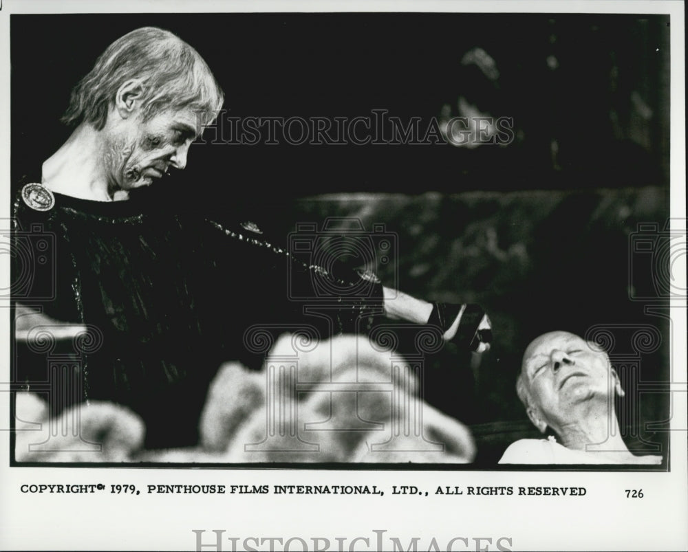 1979 Press Photo Older Male Actor Hypnotizing Other Older Male Actor In Film - Historic Images
