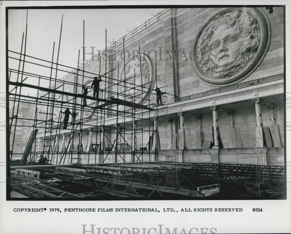 1979 Press Photo Men Constucting Wall For Film Set In Ancient Greece Or Rome - Historic Images