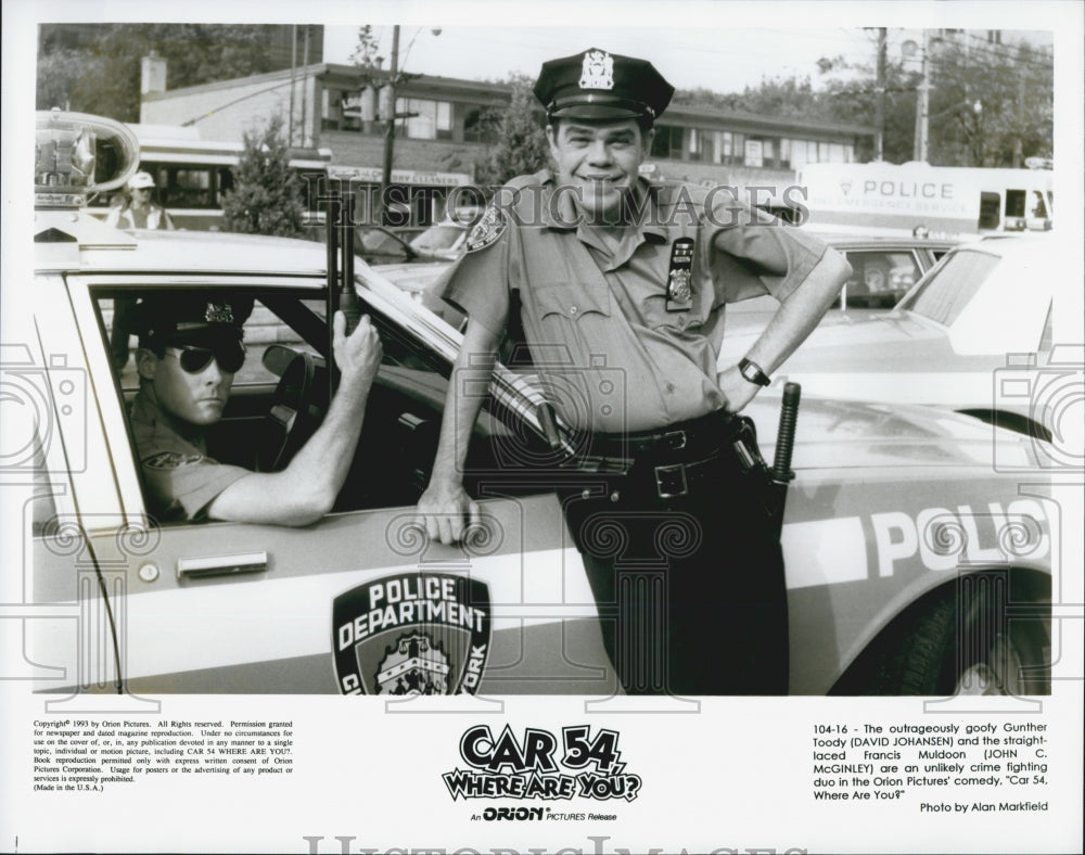 1994 Press Photo David Johansen and John McGinley in &quot;Car 54, Where Are You?&quot; - Historic Images