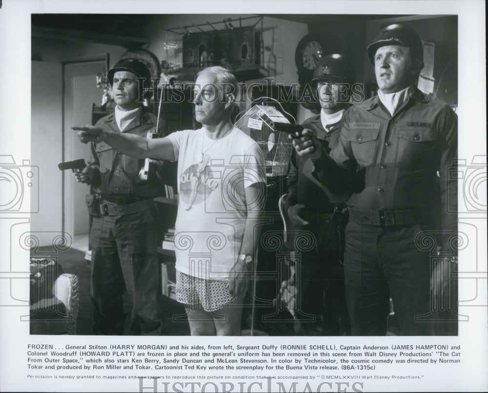 1978 Press Photo Harry Morgan and Ronnie Schell in "The Cat From Outer Space" - Historic Images