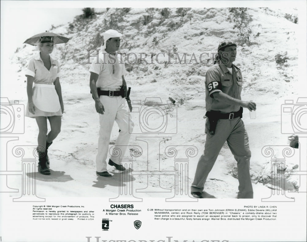 1994 Press Photo Erika Eleniak William McNamara Tom Berenger in &quot;Chasers&quot; - Historic Images