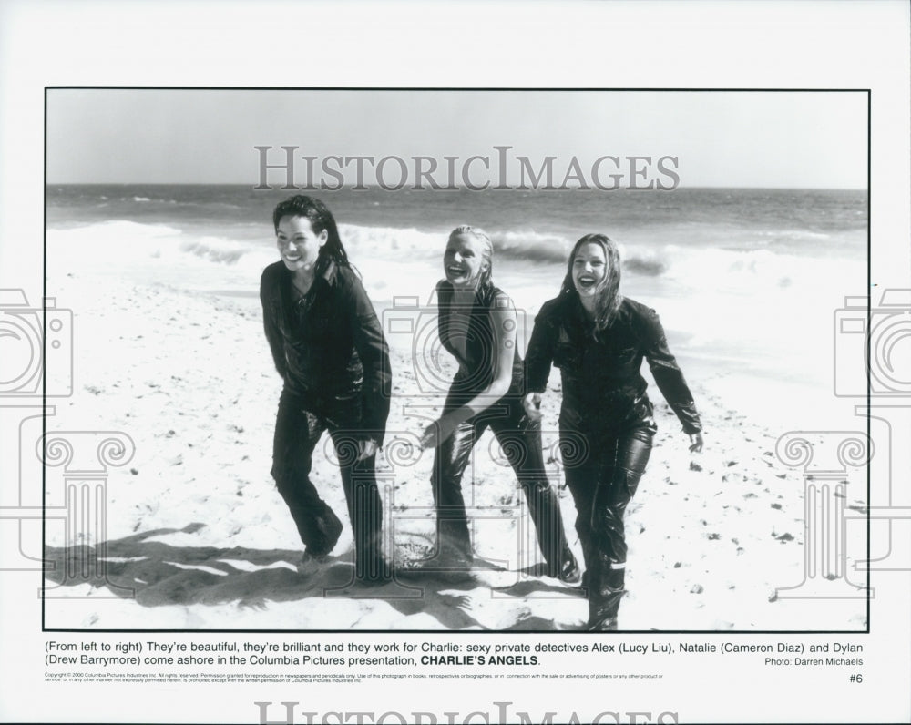 2000 Press Photo Lucy Liu, Cameron Diaz &amp; Drew Barrymore in &quot;Charlie&#39;s Angels&quot; - Historic Images