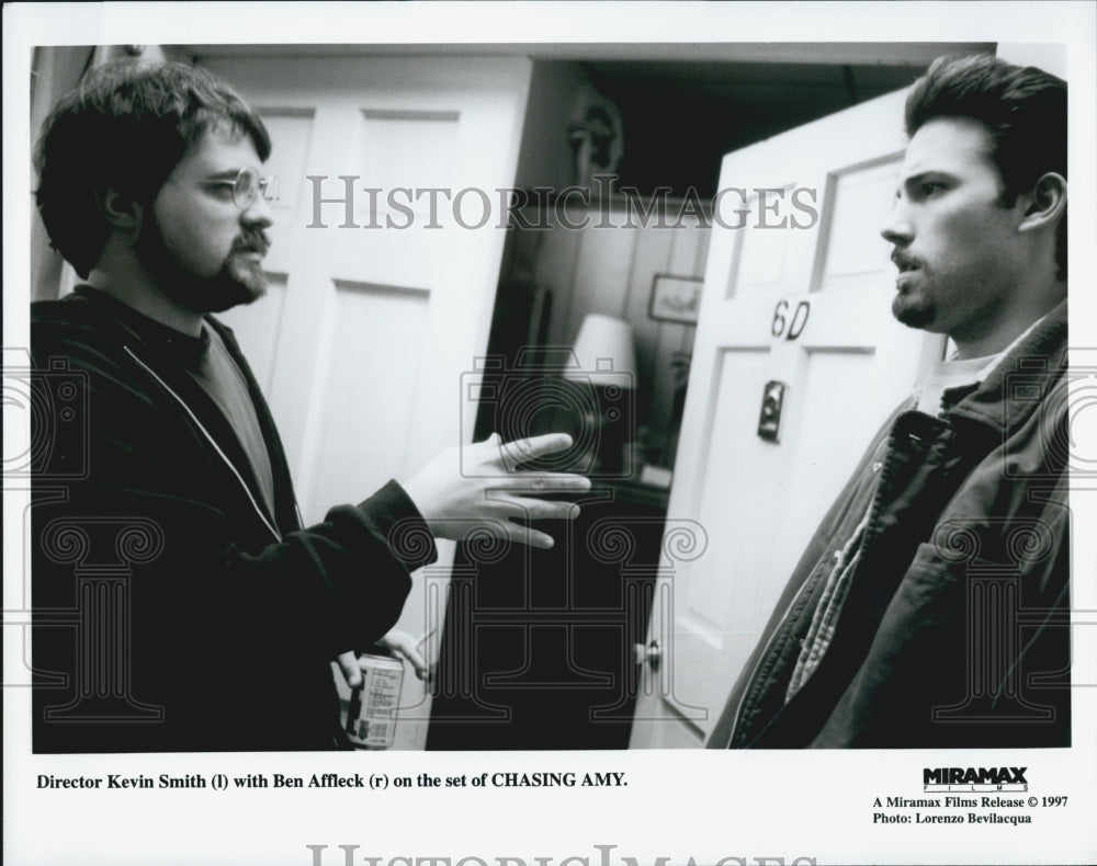 1997 Press Photo &quot;Chasing Amy&quot; Director Kevin Smith and Ben Affleck on set - Historic Images