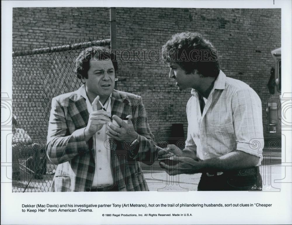 1980 Press Photo Mac Davis and Art Metrano in &quot;Cheaper to Keep Her&quot; Regal - Historic Images