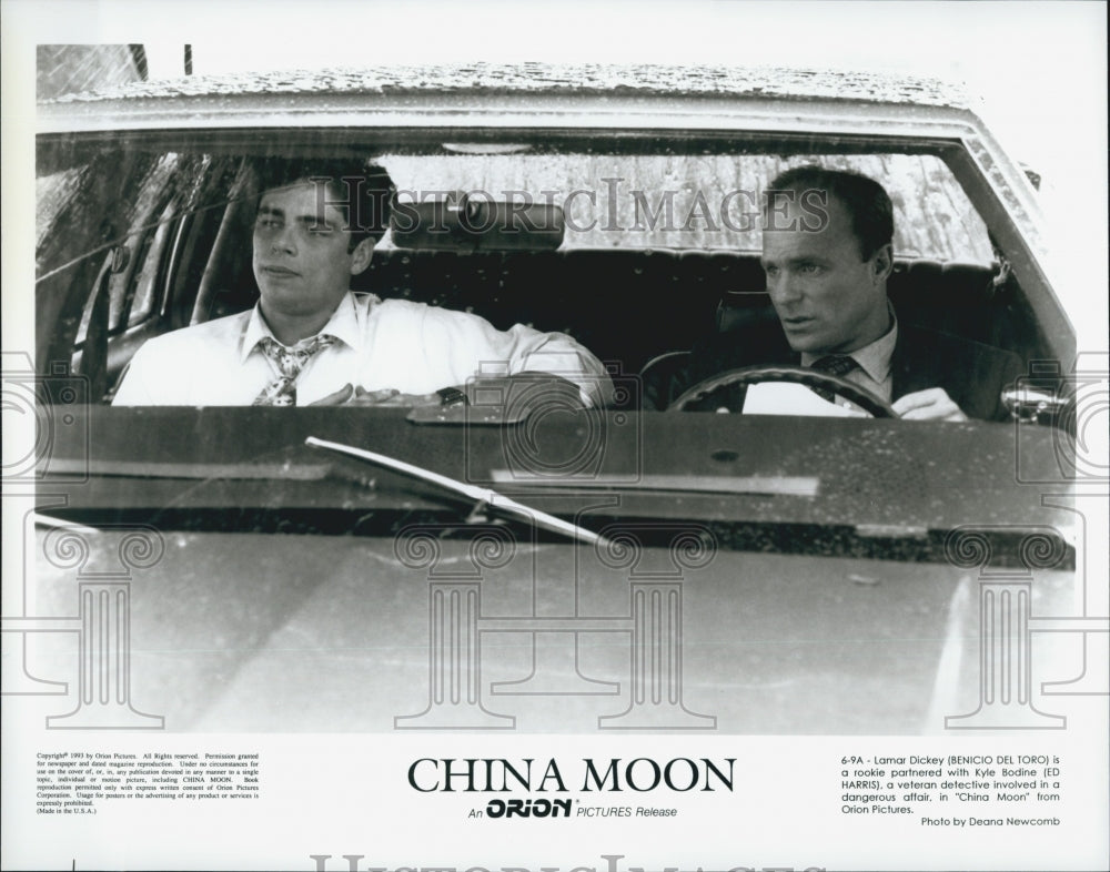 1993 Press Photo Benicio Del Toro with Ed Harris Star in "China Moon" Orion - Historic Images