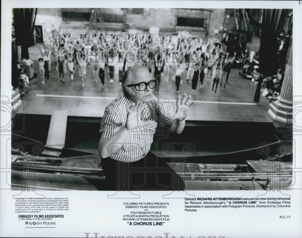 1985 Press Photo Director Richard Attenborough instructs crew in &quot;A Chorus Line&quot; - Historic Images