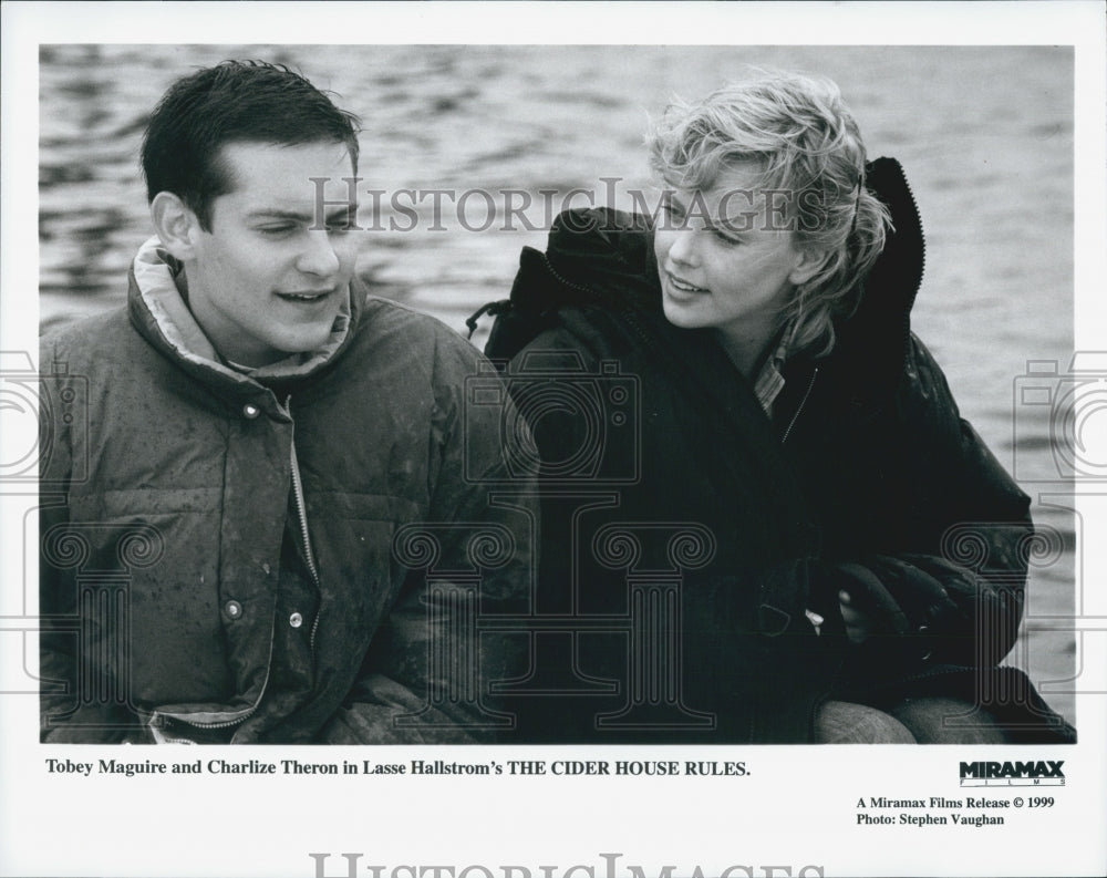 1999 Press Photo &quot;The Cider House Rules&quot; Charlize Theron &amp; Tobey Maguire - Historic Images