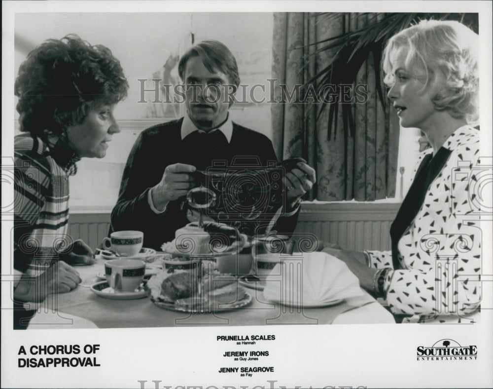 1988 Press Photo "A Chorus of Disapproval Prunella Scales Jeremy Irons Jenny - Historic Images