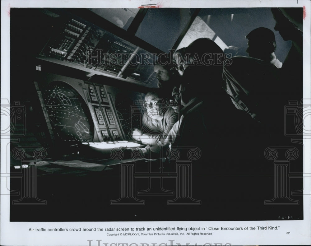 1977 Press Photo Air Traffic Controllers in &quot;Close Encounter of the Third Kind&quot; - Historic Images