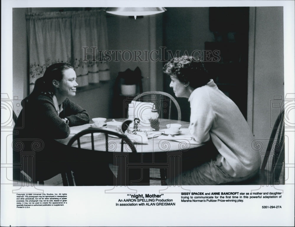 1986 Press Photo Actress Sissy Spacek, Anne Bancroft in &quot;&#39;night, Mother&quot; Film - Historic Images