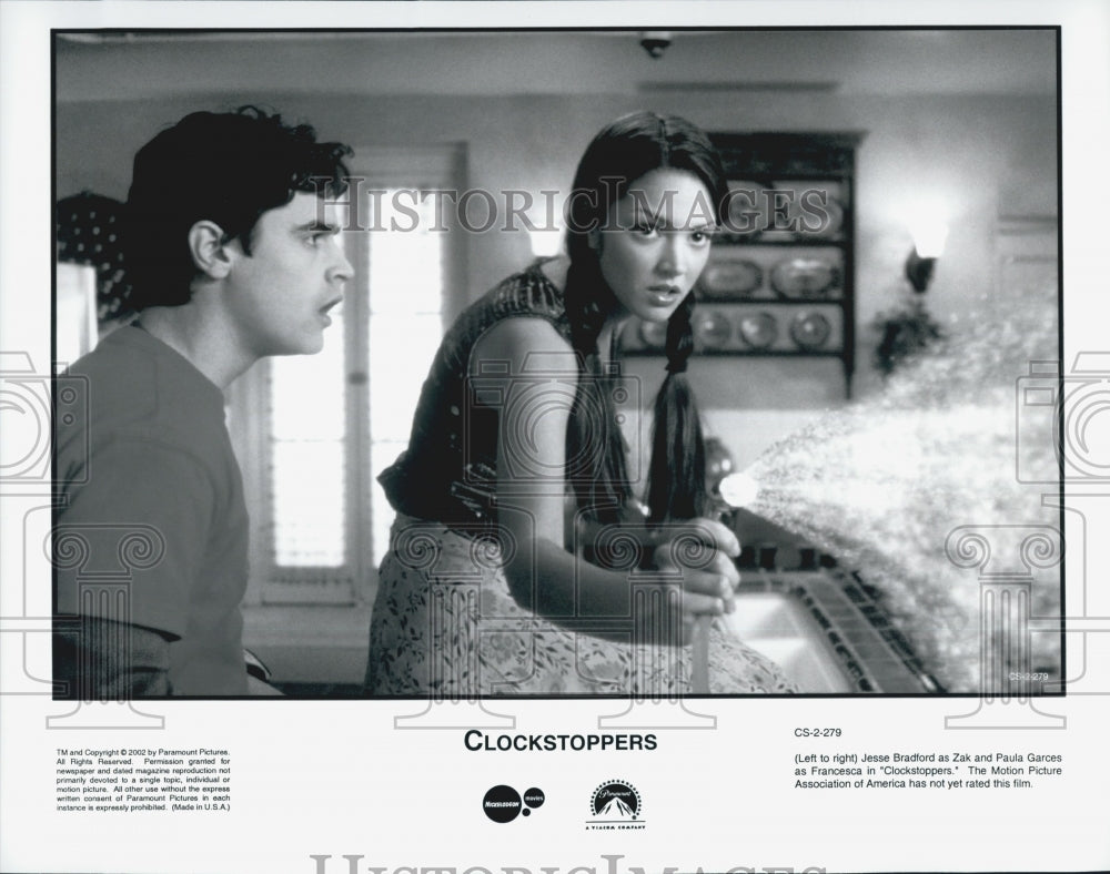 2002 Press Photo Actors Jesse Bradford And Paula Garces Star In "Clockstoppers" - Historic Images