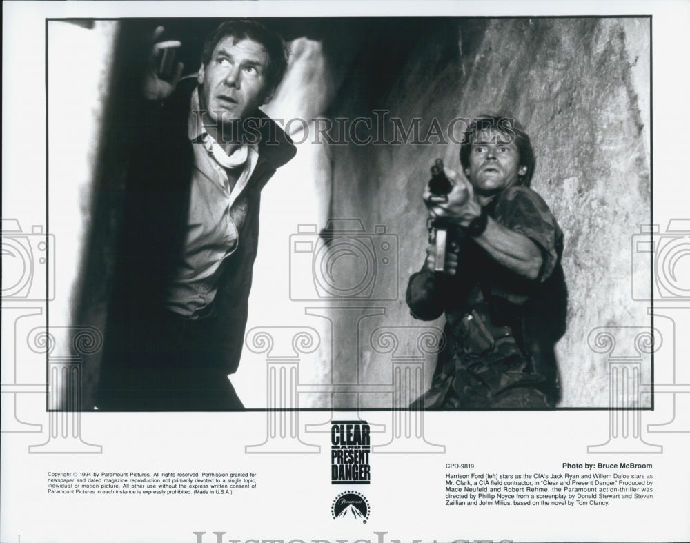 1994 Press Photo Harrison Ford And William Dafoe In "Clear And Present Danger" - Historic Images