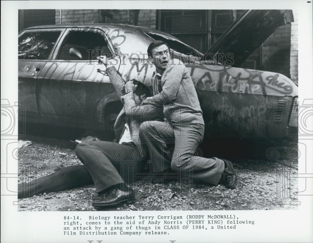 1982 Press Photo Actor Roddy McDowall, Perry King in &quot;Class of 1984&quot; Film - Historic Images