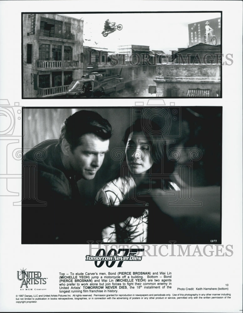 1997 Press Photo Pierce Brosnan and Michelle Yeoh in "Tomorrow Never Dies" - Historic Images