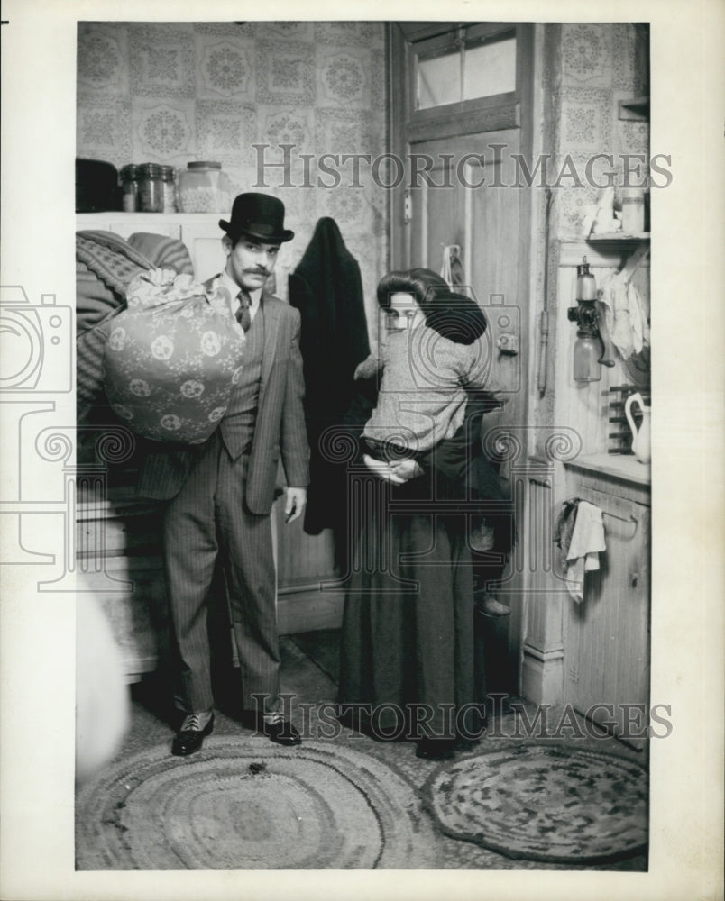 Press Photo Actor and Actress in Scene from Unknown Movie - Historic Images