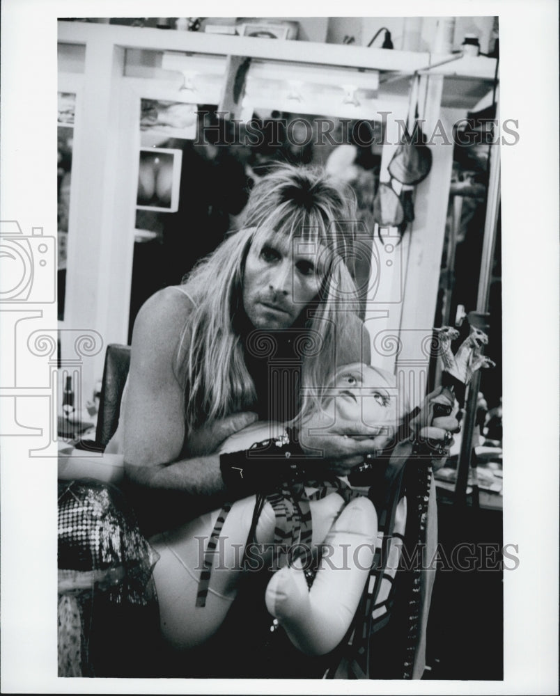 Press Photo &quot;Unknown Actor/Actress with blow up doll in Movie Scene&quot; - Historic Images
